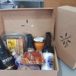 Imagen del Pack Bienvenida a Fuerteventura con cervezas artesanales, galletas de gofio, mojo rojo, queso Tetir, aceite Lágrima de Oro y otros productos locales