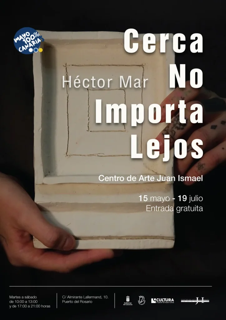 Cartel de la exposición “Cerca no importa, lejos” con tipografía blanca sobre fondo texturizado en tonos verdes y ocres.